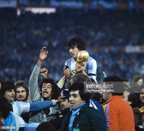 Argentina Captain Daniel Passarella Holding The Trophy Whilst Being Nachrichtenfoto Getty