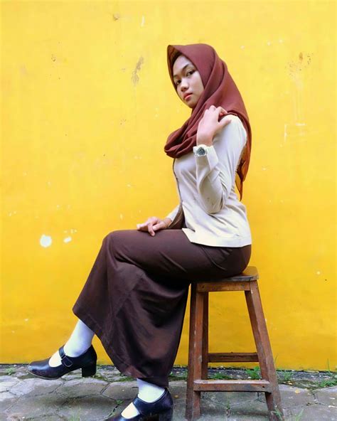 Pin Oleh Jilbab Rok Di Seragam Sekolah Mode Wanita Perkumpulan Wanita Wanita Berlekuk