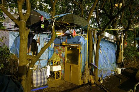 Homeless Living Boxes In Tokyo Shibuya Bild Kaufen 70031190