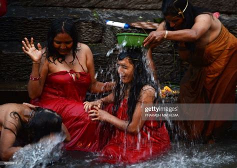 Nepalese Hindu Women Take A Ritual Bath In The Bagmati River During Photo D Actualité Getty