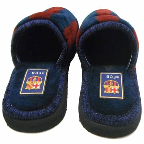 Estas zapatillas de casa son geniales para los ¡el estilo british a todos nos gusta! Zapatillas de estar por casa del F.C.Barcelona.