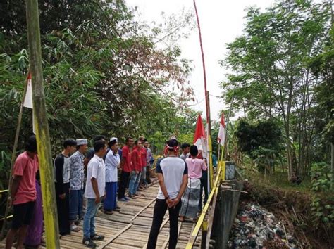 Puluhan Pemuda Di Pandeglang Upacara Hut Ri Di Jembatan Rusak Dan Tumpukan Sampah