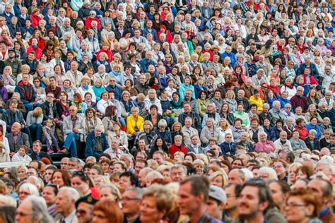 Big Crowd Of People Editorial Photo Image Of Diversity 125917596