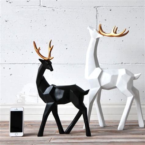 The Elegant Reindeer Sculpture In 2020 Reindeer Sculpture Reindeer