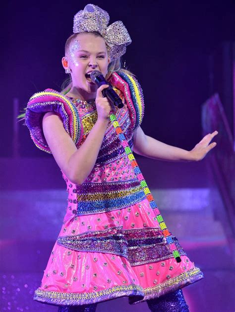 Jojo siwa is an american singer, dancer and youtube personality who's famous for donning big bows in her hair and for her hit singles boomerang and hold the drama. Nebraska native JoJo Siwa ready for Saturday homecoming ...