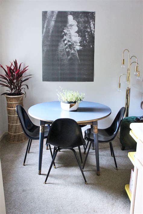 Do you want a navy blue kitchen for a dark, luxurious effect? My Metallic Blue Kitchen Table Transformation
