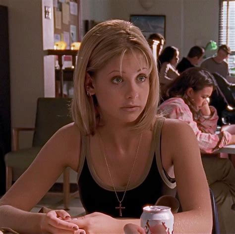 Limage Contient Peut être 2 Personnes Personnes Assises Table Et Intérieur Buffy Summers