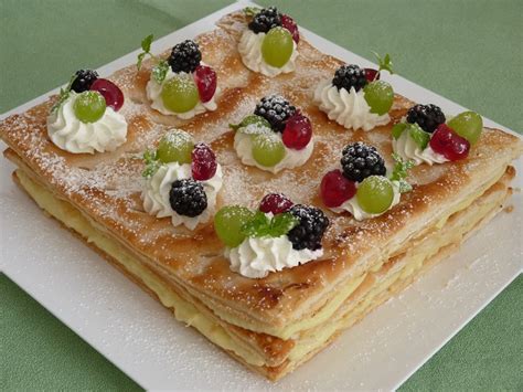 Posizionate l'ultimo disco su un piatto da portata e inzuppatelo con la bagna 3. Torta sfogliata con crema all'anice, panna e frutta.