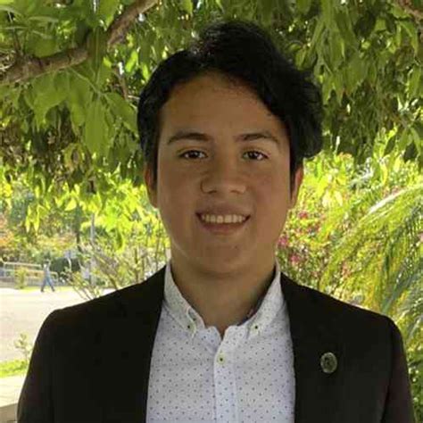 Luis osorio, de 23 años, hijo de los duques de alburquerque, posa con la toga y el birrete tras su blanca suelves y su marido, ioannes osorio, no pueden estar más orgullosos. Ingeniería Informática - C Graduación UCAC Graduación UCA