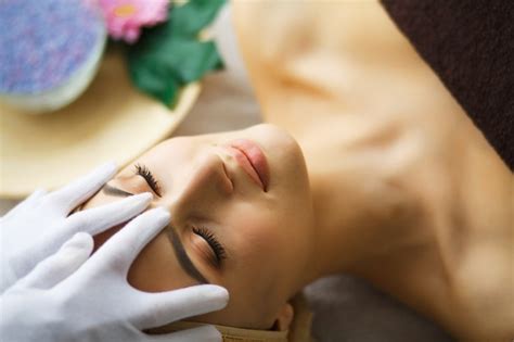 Premium Photo Masseur Doing Massage The Head Of An Woman In Spa Salon