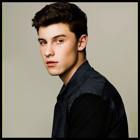 Shawn peter raul mendes was born on august 8, 1998 in toronto, ontario, canada, to karen (rayment), a real estate agent, and manuel mendes, a businessman. Notívagos O Dia Pela Noite: SHAWN MENDES BRASIL HANDWRITTEN