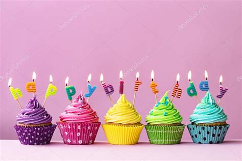 Cupcakes De Feliz Cumpleaños — Foto De Stock 79501026 — Depositphotos