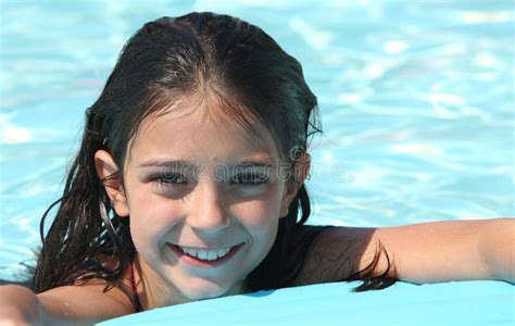 Fille Assez Jeune Dans Une Piscine Photo Stock Image Du Visage Jeune