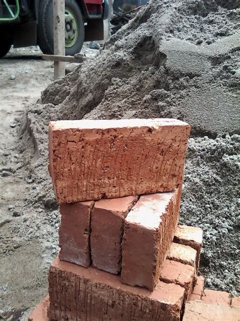 Batu bata sendiri ada beragam macamnya, mulai dari batu bata hebel, berlubang ataupun batu bata merah. Bata Merah | Jasa Bangun Rumah