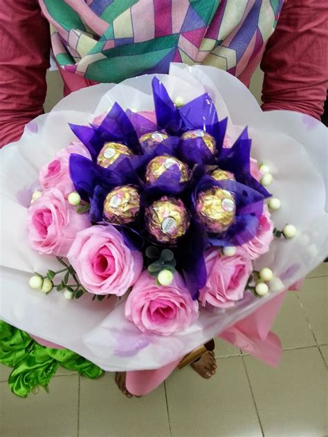 Buat chocolate bouquet || mudah & ringkas #bouquetcoklat #shaisyazsupercute 장미 한 단으로. ~ SERI DIRA HOMEMADE ~: Jambangan Bunga + Coklat