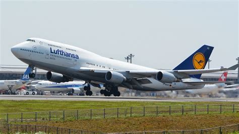 Lufthansa Jumbo Jet Flugzeug Boeing 747 747 400 Großraumjet Fährt