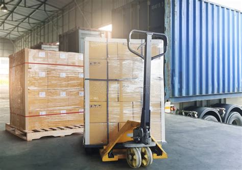 Cargo Shipment Loading For Truck Freight Truck For Delivery Service