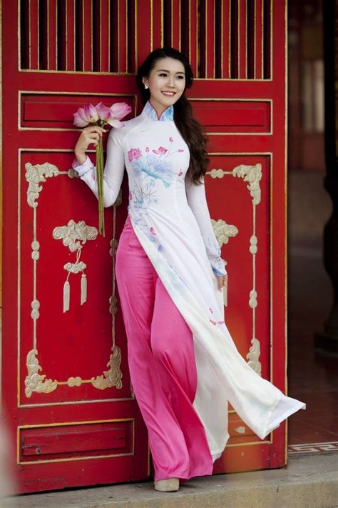 Nữ sinh Hàng không khoe dáng với áo dài nền nã Traditional dresses