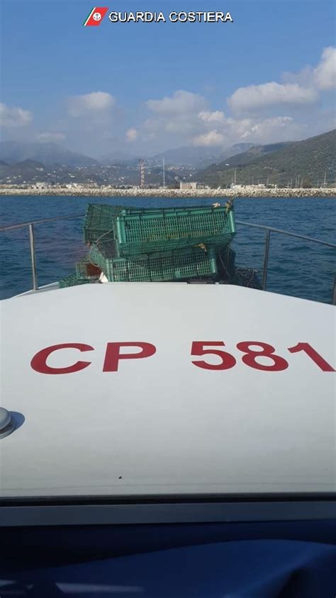 Pesca Illegale A Salerno 20 Nasse Scoperte In Mare Dalla Guardia