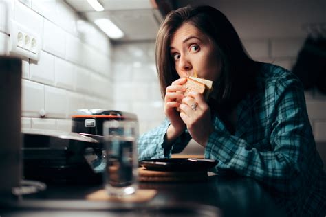 3 Reasons Why Eating Late At Night Can Cause Weight Gain The Iv Lounge