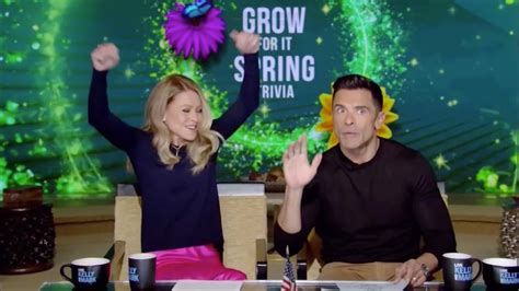 Lives Kelly Ripa Abruptly Jumps From Her Seat And Shouts ‘sorry Sorry