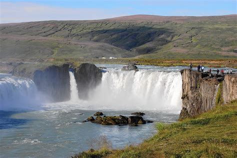 New flights put tourist hotspot Iceland in easy reach ...