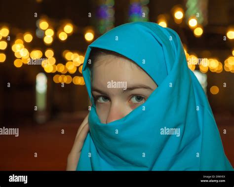 Teen Jeune Fille Musulmane Couverts Avec Hijab Dans Une Mosquée Photo Stock Alamy