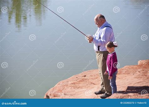 Pesca Della Bambina Insieme Al Grandpa Immagine Stock Immagine Di