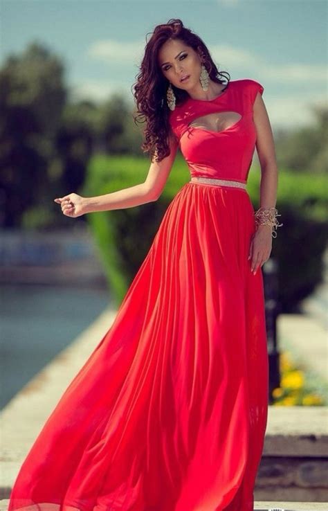 Как выбрать и с чем носить красное платье: фото