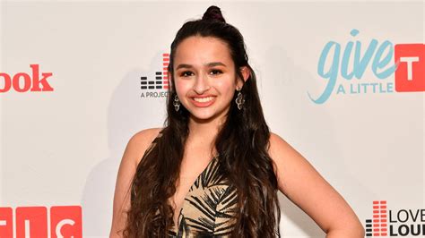 jazz jennings proudly shows off her gender confirmation surgery scars