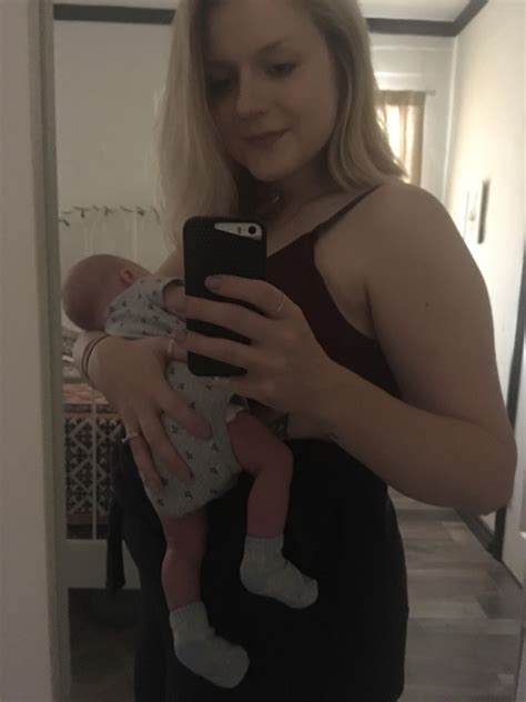 breastfeeding my two week old 😊 r breastfeeding