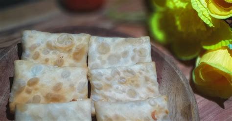 Ambil satu lembar kulit pangsit, isi 3 iris pisang kepok beri gula aren kemudian beri keju. 1.255 resep kreasi kulit pangsit enak dan sederhana ala ...
