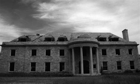 This Abandoned Mansion In Wisconsin Is Creepy But Beautiful