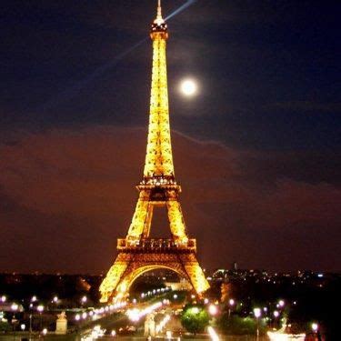 في سنة 1885 أٌعلن في باريس عن مسابقه لتقديم إقتراحات لبناء صَرح يمتد برج ايفل لإرتفاع 324 متراً, ويحتوي على ثلاث طبقات. صور برج ايفل 2018 خلفيات باريس برج ايفل | مصراوى الشامل