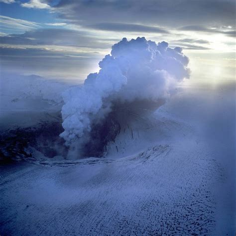 In der nacht zum samstag ist in der nähe der isländischen hauptstadt reykjavík ein vulkan erwacht. Vulkan_island_01 | An aerial view of an eruption above a ...