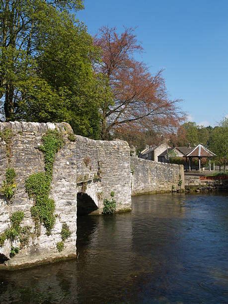 The alkalinity of the wye provides a rich source of nutrients that leads to an abundance of insects, invertebrates and other wildlife. Best River Wye Derbyshire Stock Photos, Pictures & Royalty ...