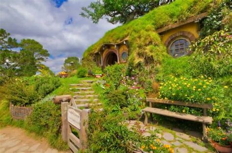 Rumah hobbit paraland resort : Rumah Hobbit Paraland Resort : Memandangi Majalengka Dari Paraland Gunung Panten Gurugeografi Id ...