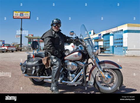 Biker Mit Seiner Harley Davidson Stockfotografie Alamy