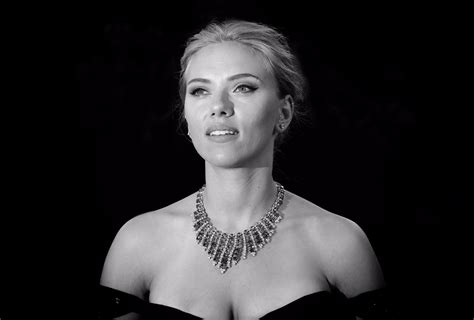 Download Necklace Monochrome Black And White Actress Celebrity Scarlett