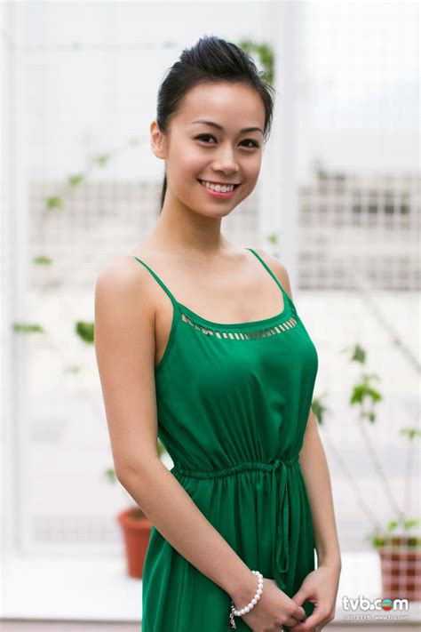 選完港姐的湯洛雯立即拍《愛‧回家》，還與同劇的羅天宇撻着，經常被傳媒斷正拍拖，但兩人一直死口不認，說盡謊話。 видео 大話精湯洛雯 被嘲新一代地獄煮婦 канала 八八通gossipgossip. 2012香港小姐競選 - 黃心穎 Jacqueline Wong - 相簿 - tvb.com