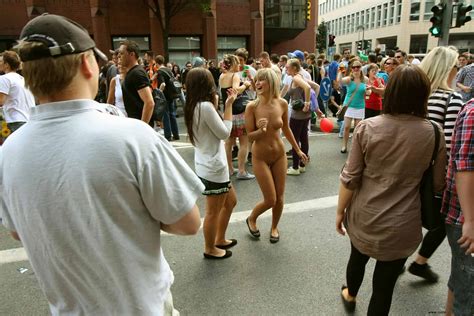 Nude In Public Photos Et Gif De Filles Exhib Dans Des Lieux Publics