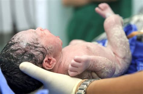 Hal Yang Harus Dilakukan Sebelum Memandikan Bayi Baru Lahir Nakita