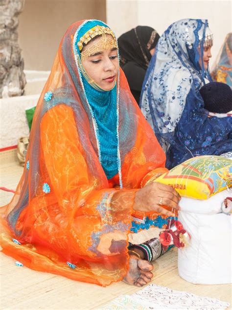 Mujer Omaní Con Traje Tradicional Imagen Editorial Imagen De Turismo Ropa 177888025