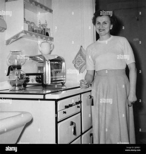 1950s Housewife 1950s Cuisine Classique Mère Américaine Photo Stock