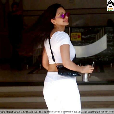 Kiara Advani Super Sexy In White Exposing Her Hot Waist Lin