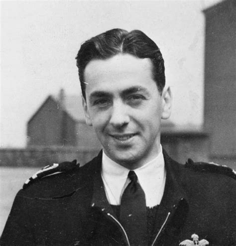 Britains Greatest Pilot Reunited With Infamous Aircraft 70 Years