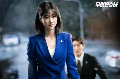 He stands before the court for his mother's revenge, opposing absolute power. Lawless Lawyer Review | K-Drama Amino