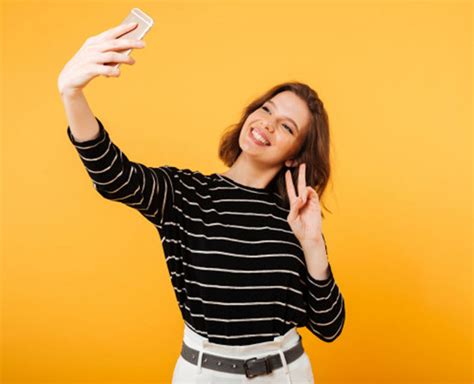 your instagram selfies are making you look less likeable and adventurous know why herzindagi