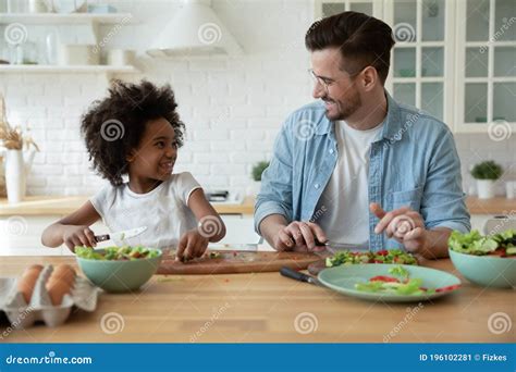 Feliz Familia Multirracial Disfrutando De Una Comida Saludable Imagen