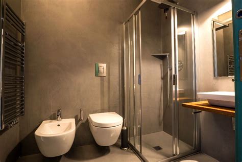 Dai rivestimenti ai sanitari, la parola d'ordine è in questo articolo: Pavimento in resina grigio scuro